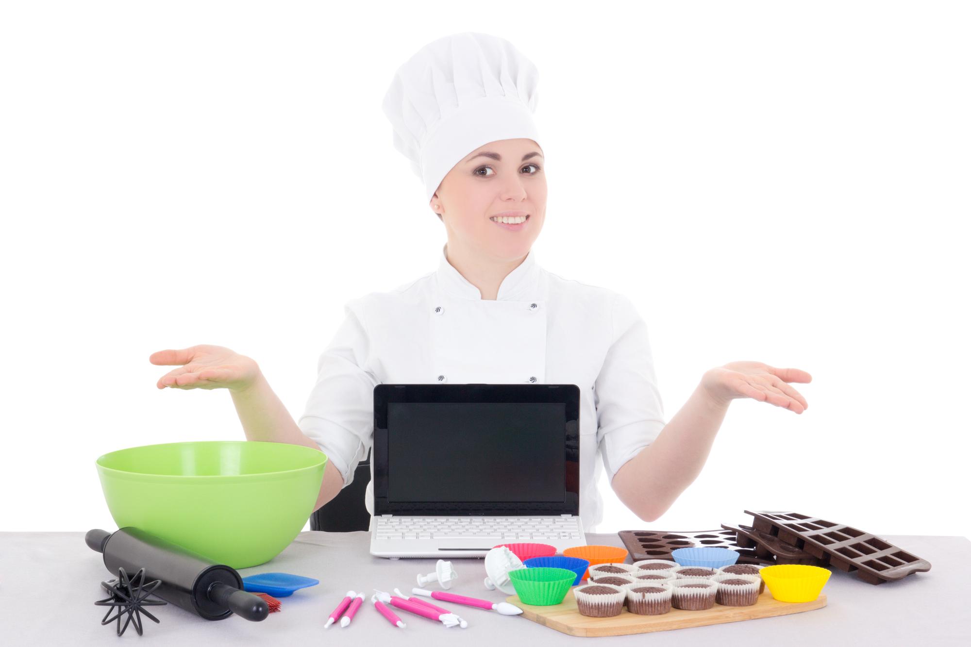 Chef che insegna in cucina moderna